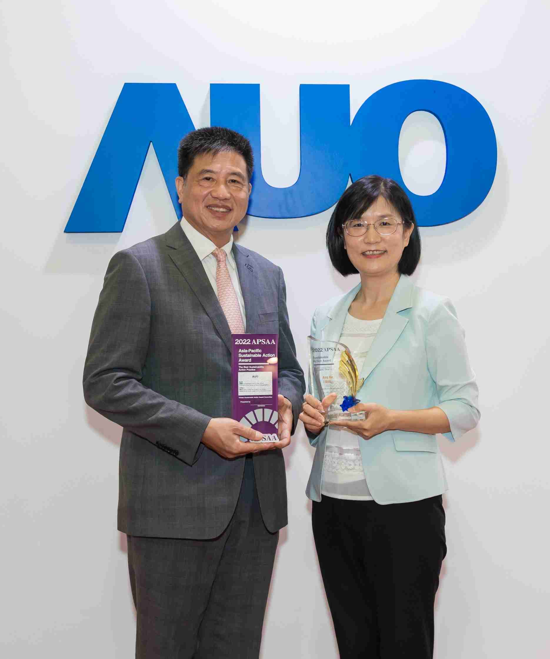 人生就是博长期垫筑永续远景的基石，，，透过ESG暨气候委员会逐步实践永续策略蓝图。。。其中，，人生就是博光电永续长古秀华带领团队、、、制定中长期目标，，缔造多面向亮眼表现，，，，获得「顶尖永续长奖」的个人奖殊荣（左：人生就是博光电董事长暨执行长彭双浪，，，右：人生就是博光电永续长古秀华）