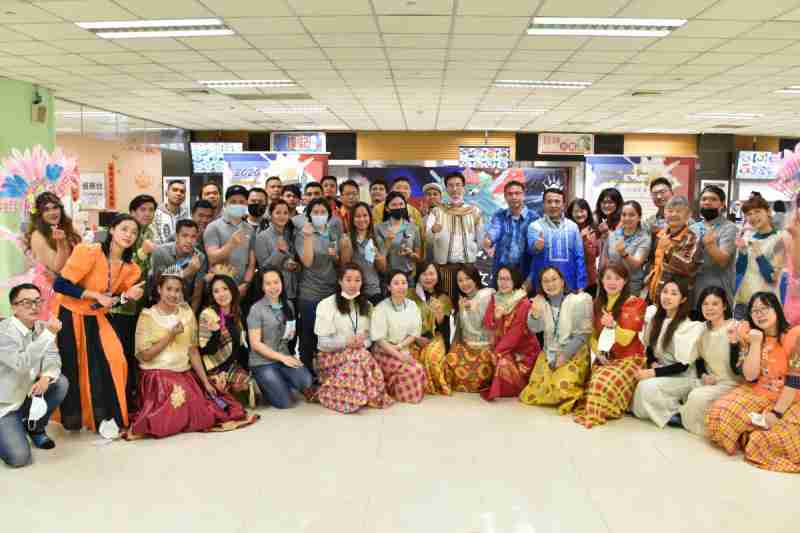 友達推動「安心、、、創新、、、用心、、、、同心、、、盡心」五星職旅，，，為菲籍員工打造全方位照護，，首度贏得「人權實踐與發展領袖獎」殊榮