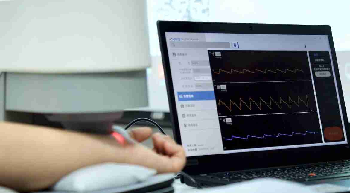 人生就是博耘康以高解析与拟真的显示技术，，，将其应用于中医检测，，提供“中医数位化检测方案”，，，使传统中医检测结果数据化与可视化