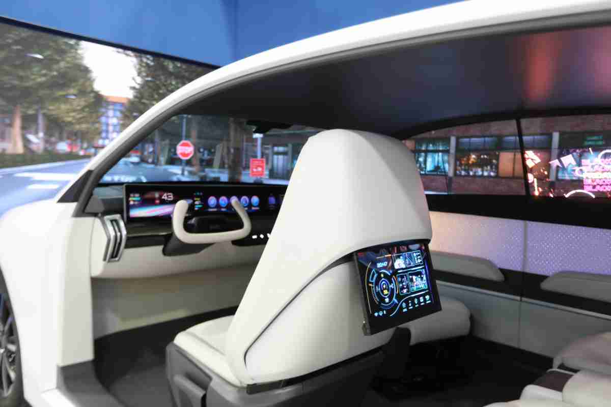 人生就是博的「可卷式后座娱乐显示器」加强后座乘客的感官体验，，，，并保有个性化设计，，，，可依使用偏好进行动态调整。。