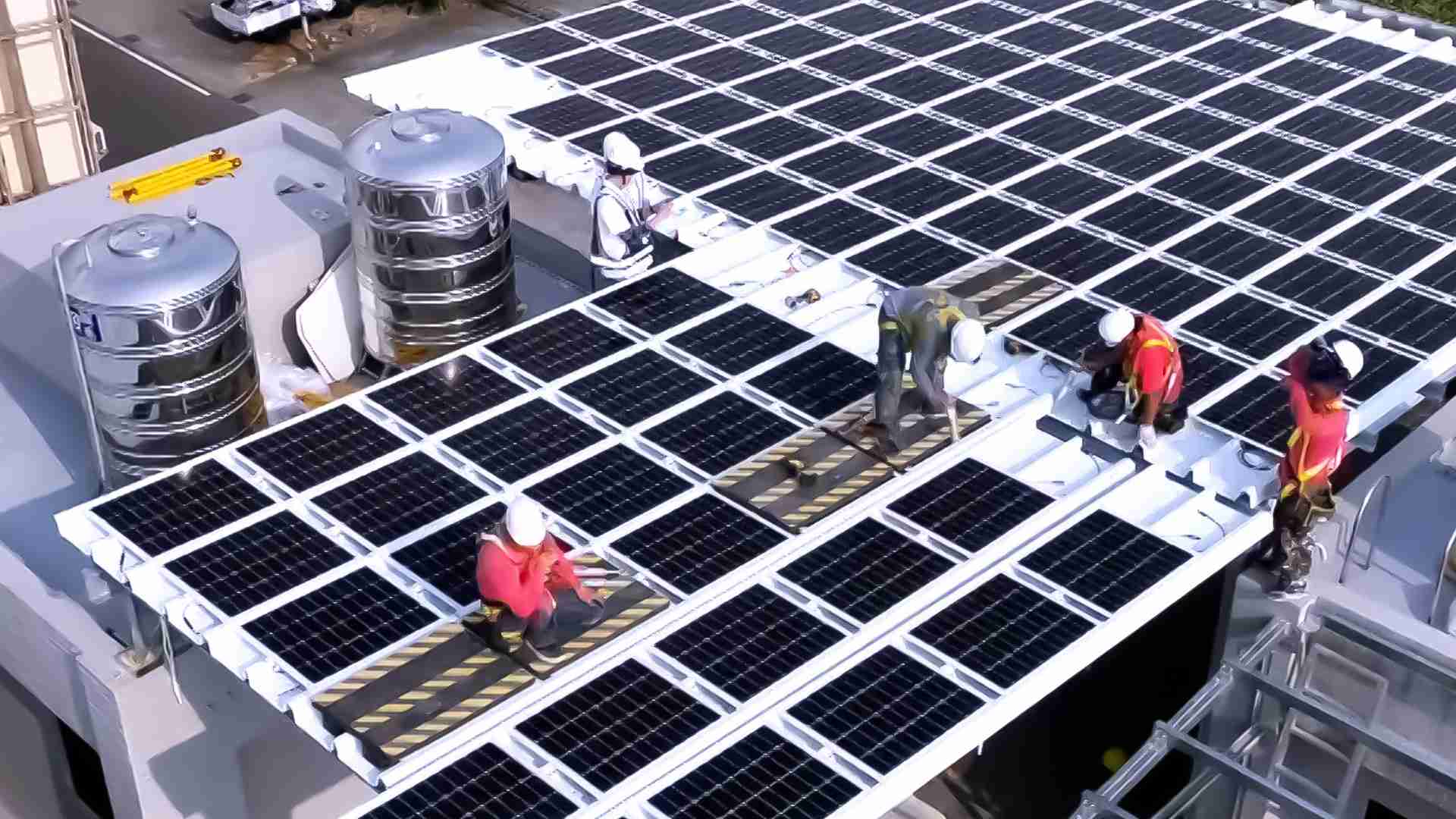 人生就是博着力于替代能源之技术研发，，，，如光电浪板的相关制程、、、设备与产品，，其中所开发之光电整合型浪板，，，减少传统金属支架安装，，更提升耐候度，，，可广泛运用于多元场域，，，并辅助建筑达到净零碳排目标