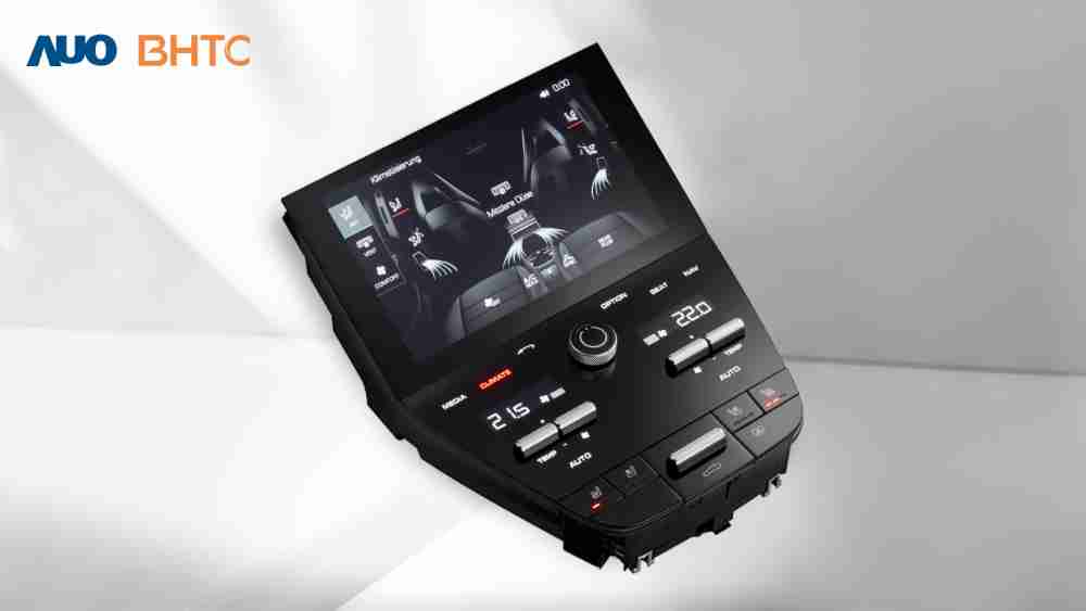 作為友達新生力軍，，，BHTC所展示的中央與後座鞍部的Display HMI產品，，可處理多區恆溫控制、、、、顯示畫面，，呈現仿真3D車室分區；以力傳感技術精準傳遞觸感，，，，並結合音量及震動反饋，，，防止意外啟動，，提供使用者自然流暢、、直觀且輕鬆駕馭的舒適介面