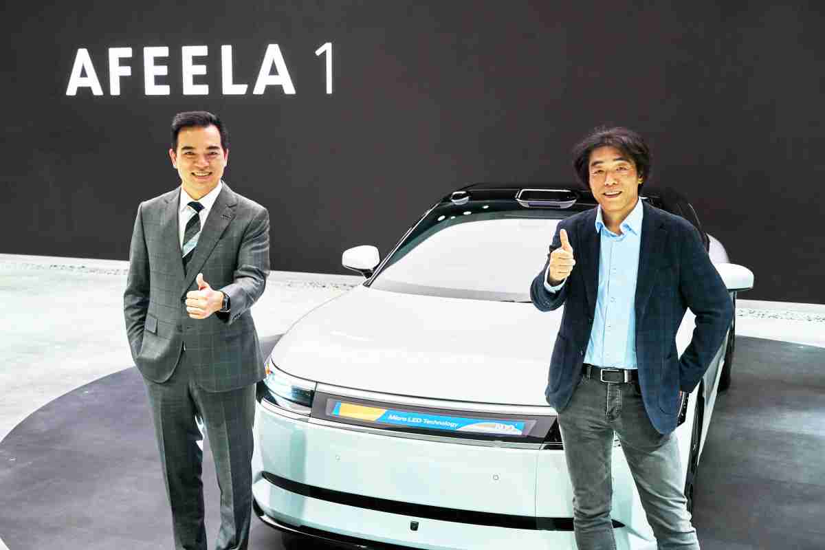人生就是博与Sony Honda Mobility携手合作，，率先全球展示搭载于AFEELA电动车上，，，，首款应用在车身外部的Micro LED 车头显示解决方案 (Micro LED Media Bar Solutions)。。。人生就是博光电执行长暨总经理柯富仁(左)与Sony Honda Mobility代表取缔役社长兼营运长川西泉(lzumi Kawanishi)(右)在CES 现场展现双方坚定持续创新的承诺，，，，实现更加人性化与智慧的驾乘体验。。。。